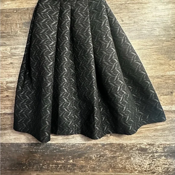 Elegant Black Patterned Skirt - Picture 3 of 6